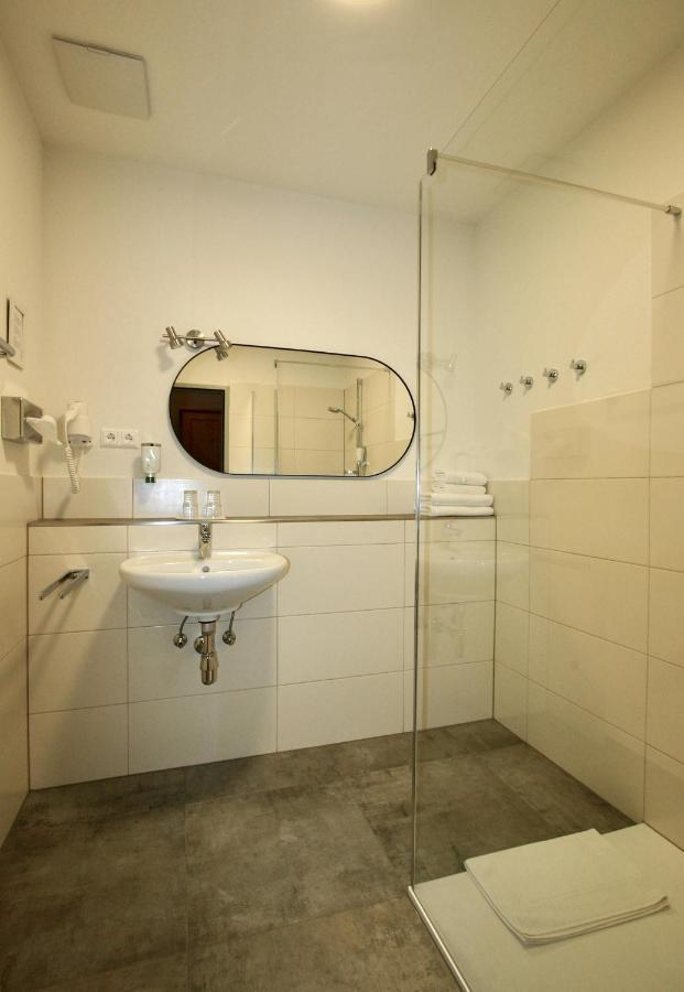 Spiele- Und Buchhotel Tschitscher Nikolsdorf Экстерьер фото