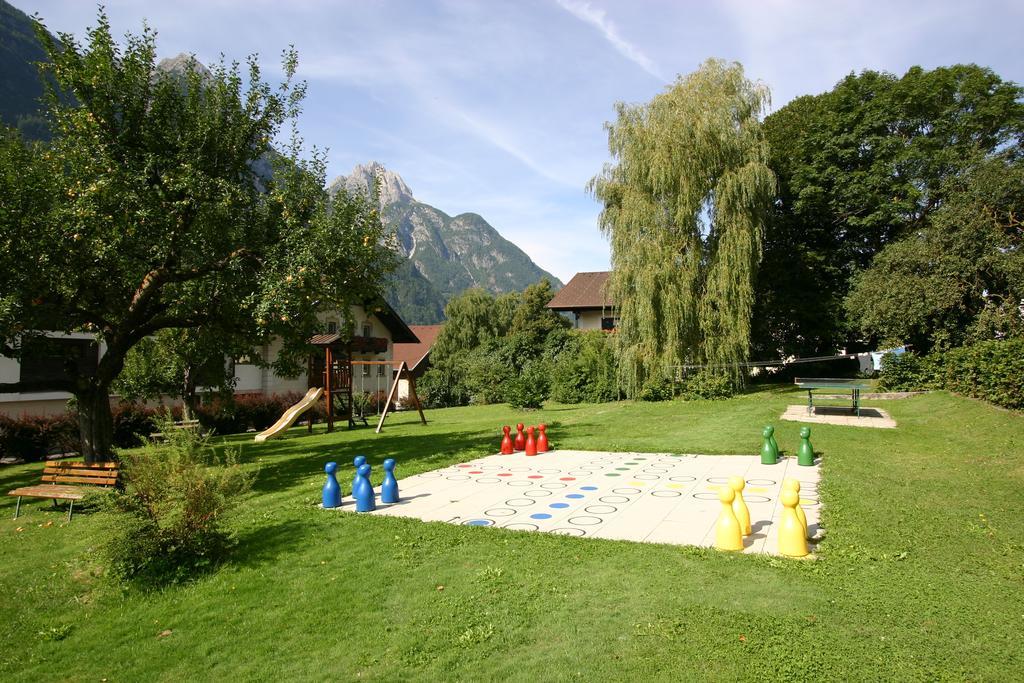 Spiele- Und Buchhotel Tschitscher Nikolsdorf Экстерьер фото