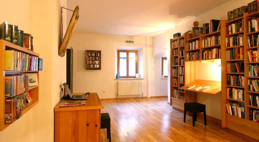 Spiele- Und Buchhotel Tschitscher Nikolsdorf Экстерьер фото