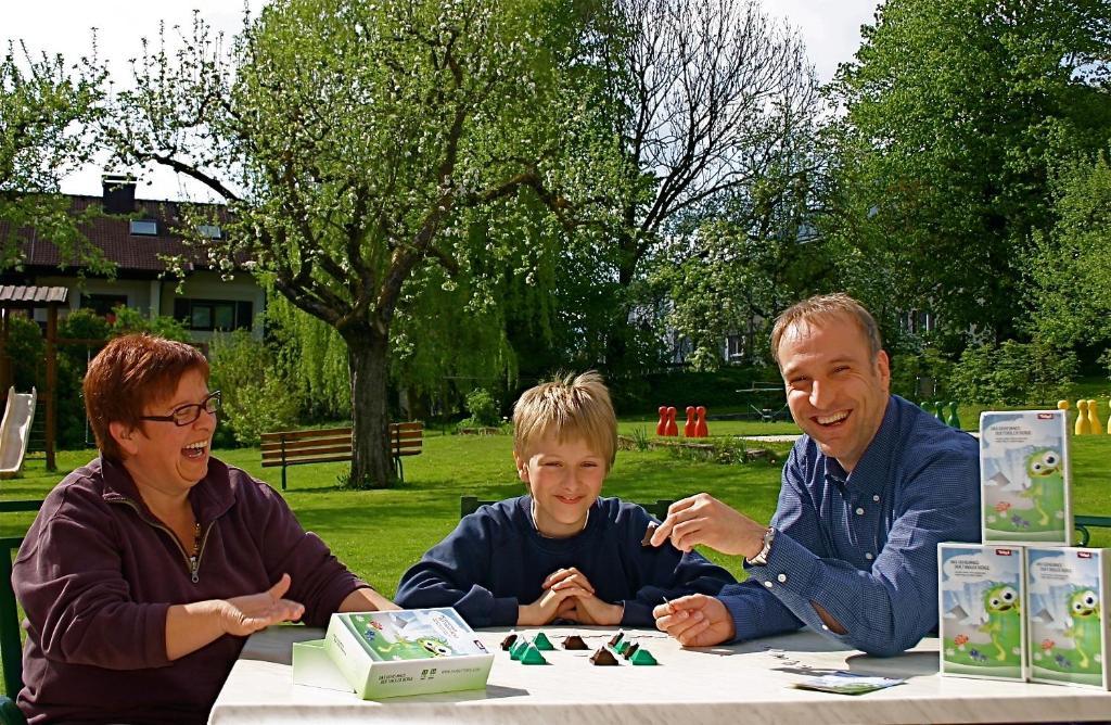 Spiele- Und Buchhotel Tschitscher Nikolsdorf Экстерьер фото