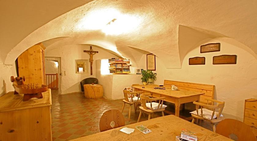 Spiele- Und Buchhotel Tschitscher Nikolsdorf Экстерьер фото