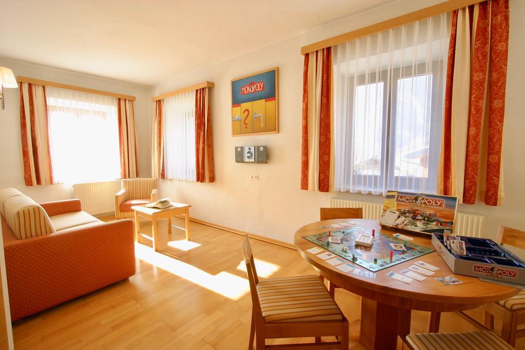 Spiele- Und Buchhotel Tschitscher Nikolsdorf Экстерьер фото