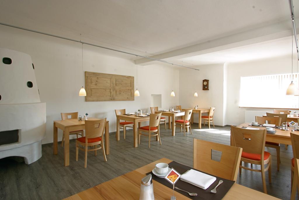 Spiele- Und Buchhotel Tschitscher Nikolsdorf Экстерьер фото