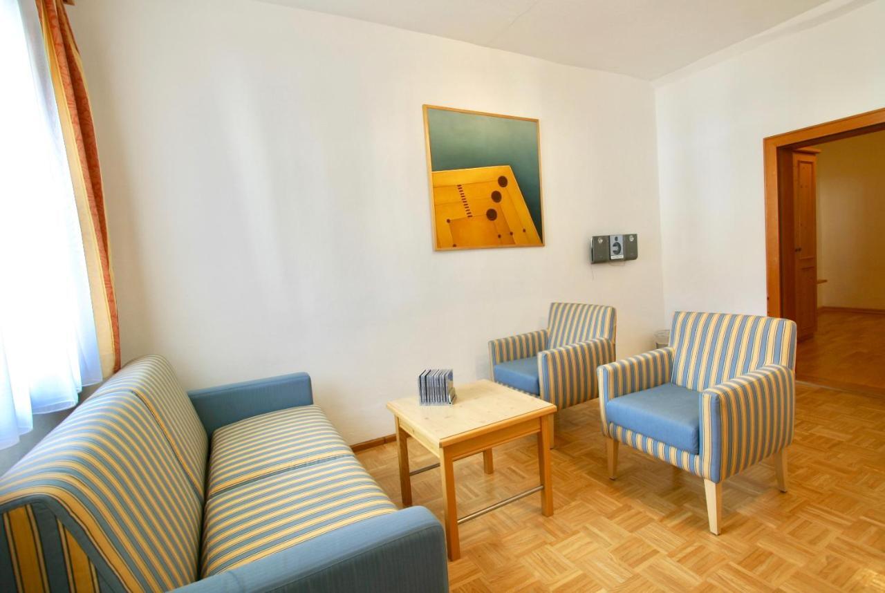 Spiele- Und Buchhotel Tschitscher Nikolsdorf Экстерьер фото