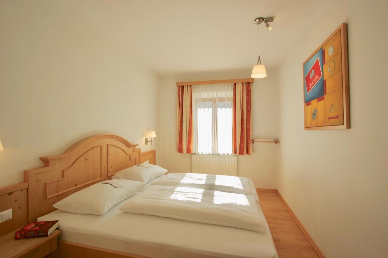 Spiele- Und Buchhotel Tschitscher Nikolsdorf Экстерьер фото